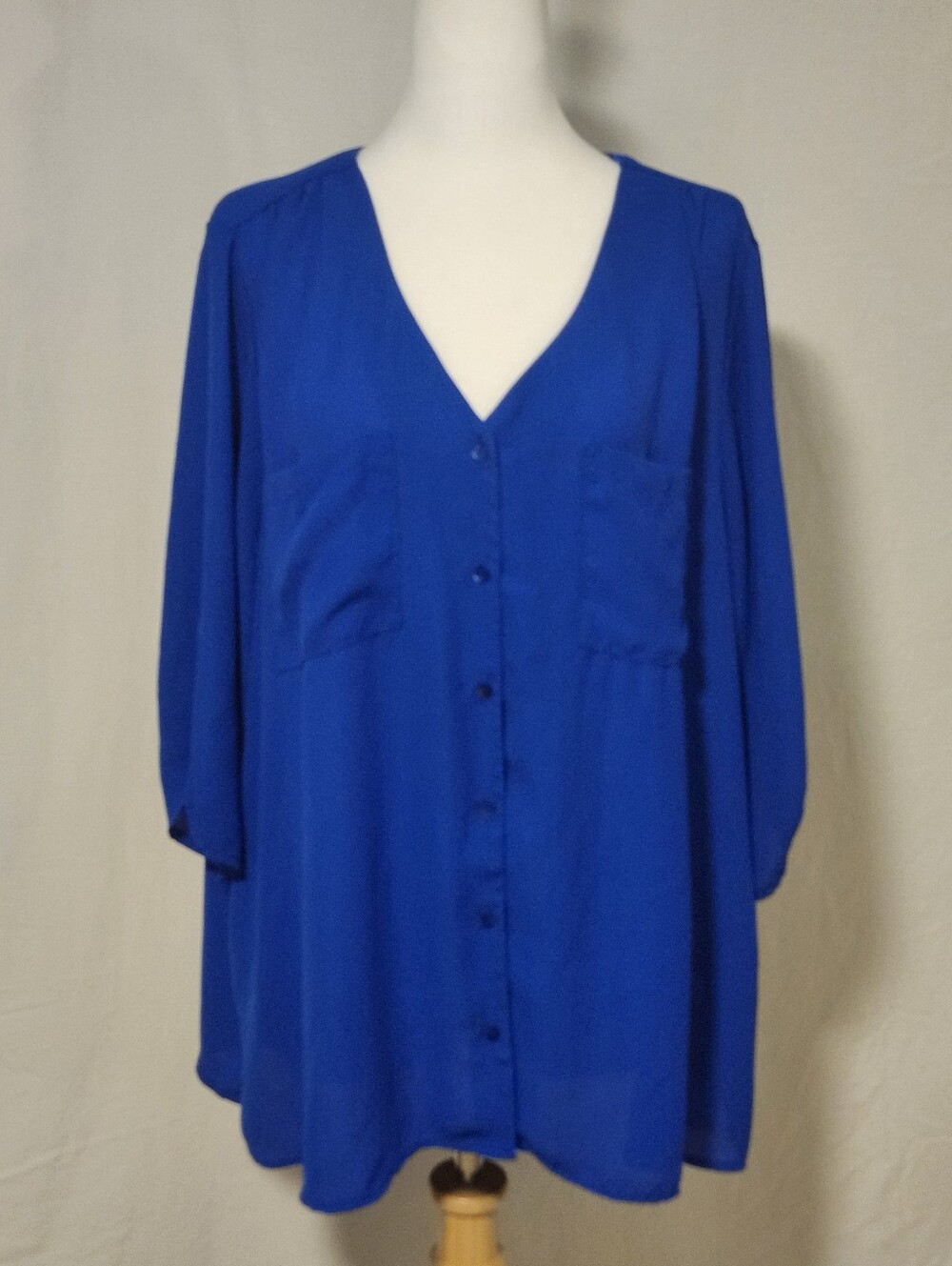 Reitmans V-neck Button-Front Womens Top in Royal Blue